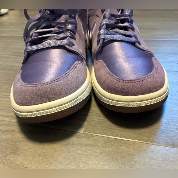 Women’s Jordans - Picture 2 of 7